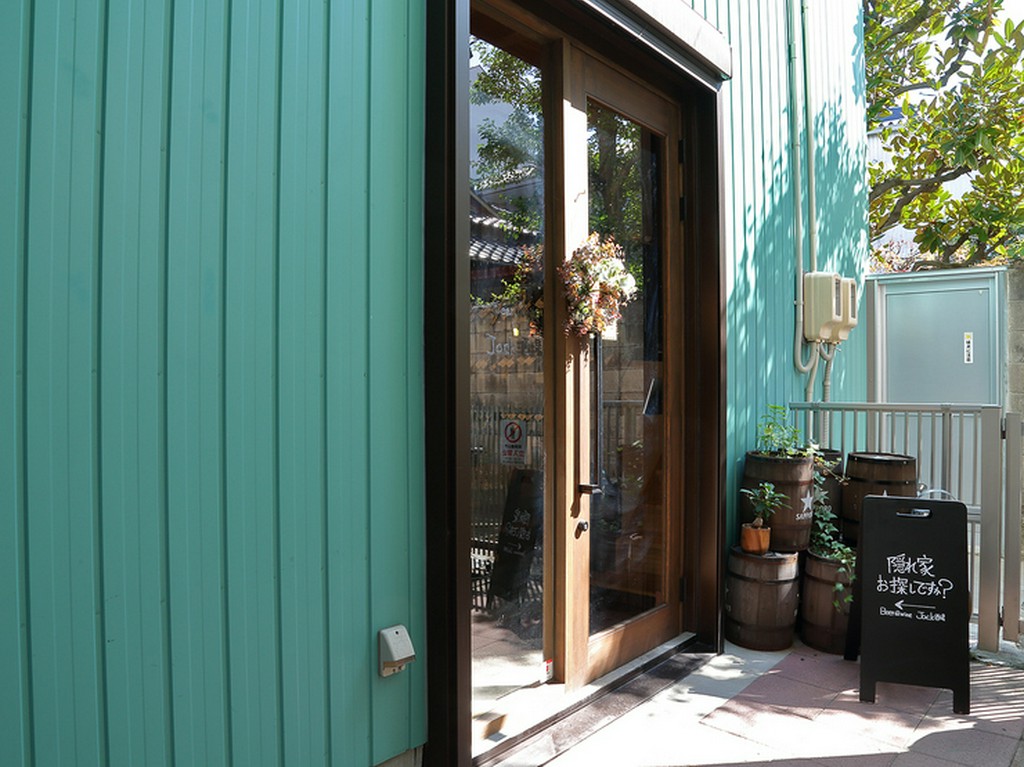 鮮やかなターコイズブルーの外観