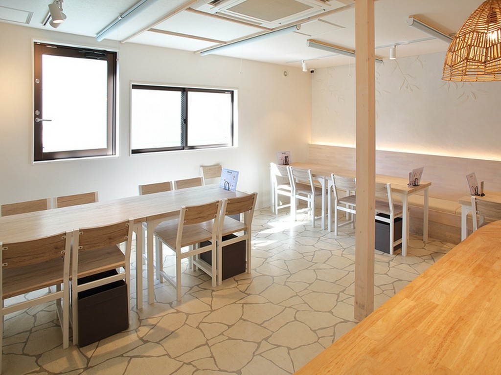 2階は白を基調としたお洒落な雰囲気