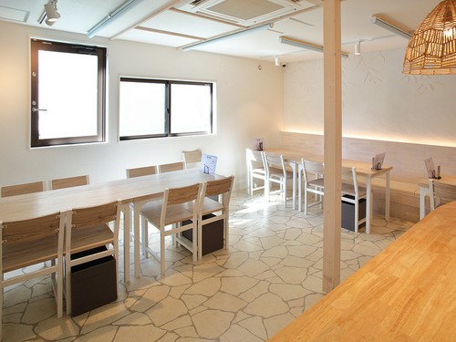 2階は白を基調としたお洒落な雰囲気