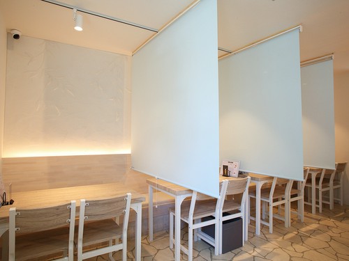 カーテンで仕切って半個室にできます