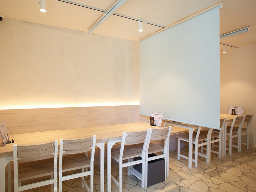 4名席、8名席など人数に合わせた座席をご用意