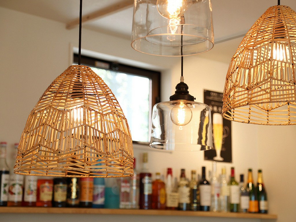 こだわりのインテリア　棚にはワインなどがずらりと並びます