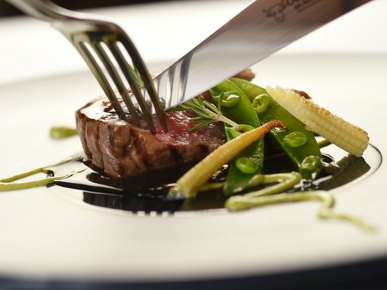 和素材が印象的な『黒毛和牛のサーロイン しそとピーナッツソース』