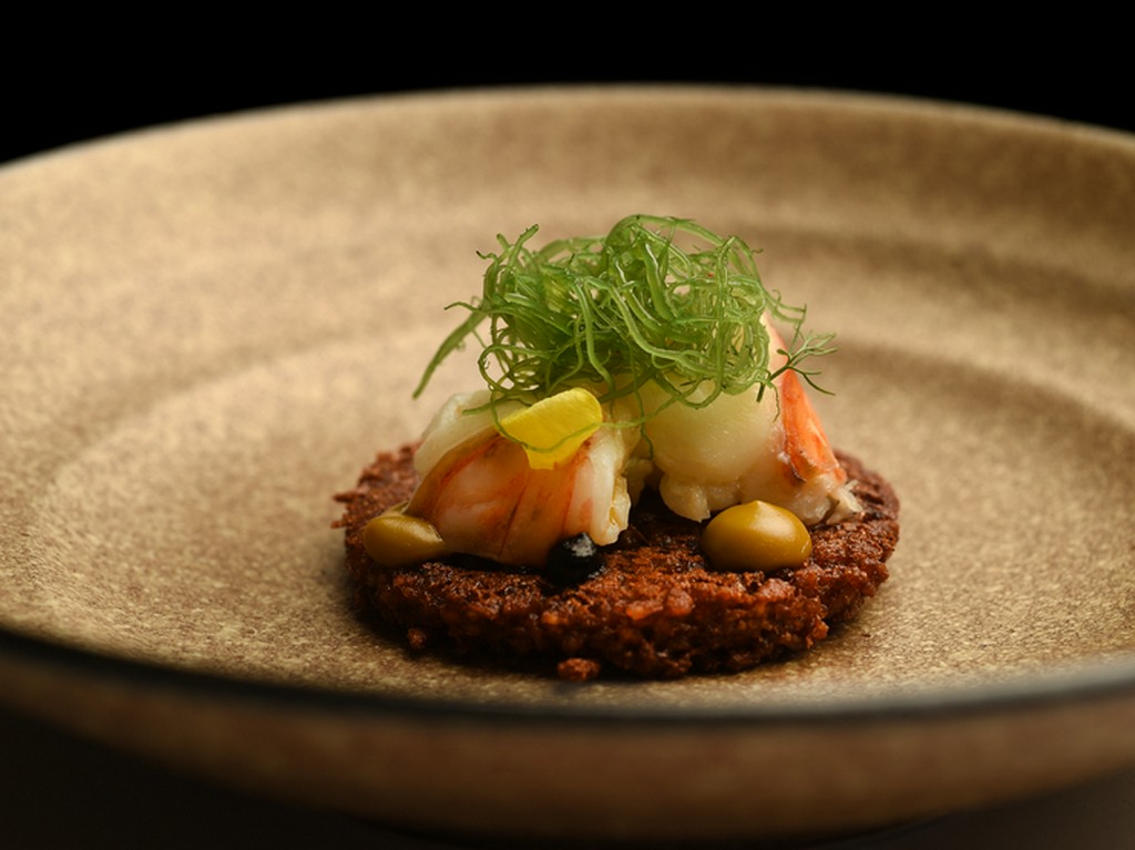 ２種のソースが味を引き立てる『伊勢海老のソカラ　黒ニンニクソース』