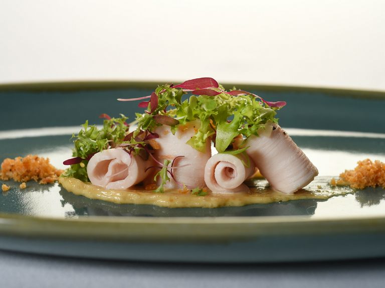 香りや食感に驚きが詰まった『伊勢鷄のサラダ 椎茸のエスカベッチェ』