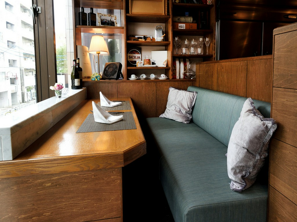 窓際のベンチソファー席に腰掛け、語り合う2人の時間