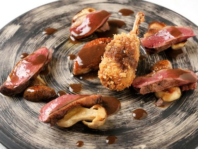 バリエーション豊富な料理を囲んで盛り上がる歓送迎会