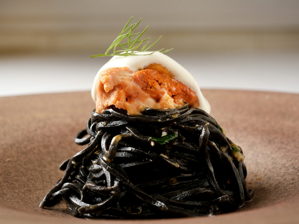 オープン当初からある『イカスミを練り込んだ黒いタリオリーニ　北海道の生ウニとリコッタチーズ』