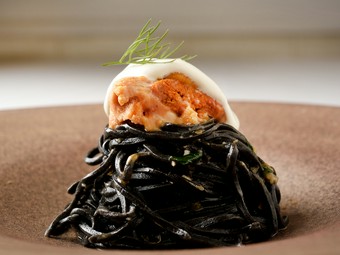 オープン当初からある『イカスミを練り込んだ黒いタリオリーニ　北海道の生ウニとリコッタチーズ』