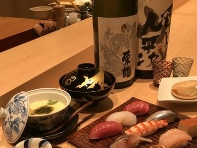 厳選した旬魚にぴたりと寄り添う日本酒