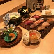 ●前菜、鮨9貫、茶碗蒸し、赤だし、デザート

※前日までの完全予約制、一日限定6席
※12:00一斉スタート
※水、金、土のみ
※都合により昼席ができない場合があります