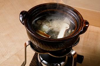 すっぽんの旨みを余すところなく味わえる「すっぽんの丸鍋」