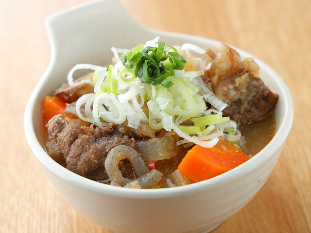 トロッ、コリッ。2種類の食感を楽しめる『味噌牛スジ煮込み』