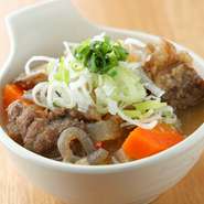 蒲田店のみの独自メニューで、一番人気の品。メスの国産牛のアキレス腱を使い、下処理から丁寧に行っているそうです。脂はトロッと柔らかく、軟骨はコリッとして、2種類の食感が楽しめます。根菜もたっぷり。