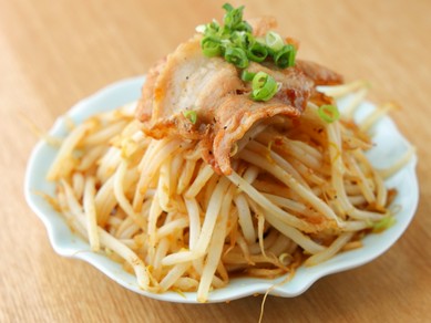 ニンニクが効いて、お酒のお供にオススメ『山盛りもやし』