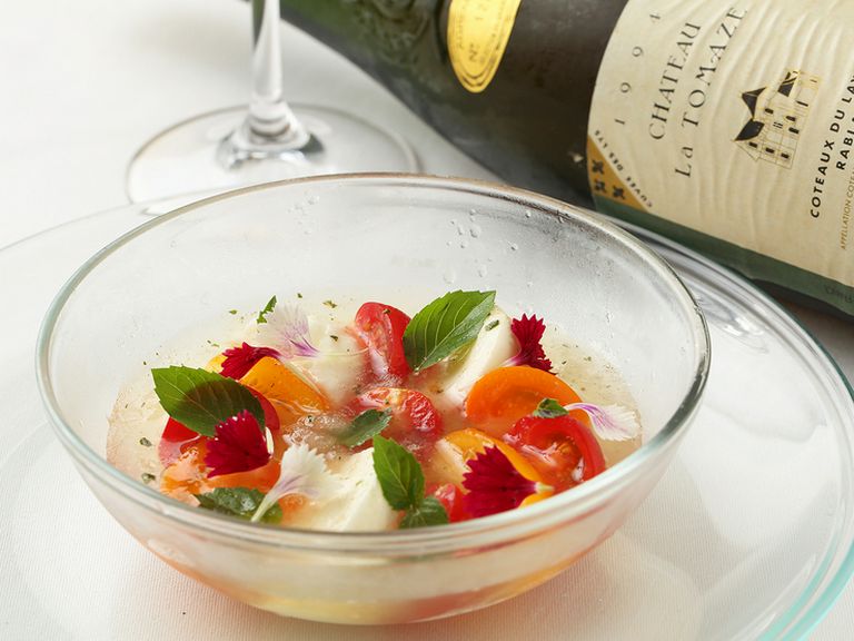 華やかでさっぱりと味わえる前菜『3色のトマトと水牛のモッツァレラチーズ、トマトのゼリーのカプレーゼ』