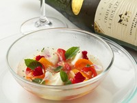 華やかでさっぱりと味わえる前菜『3色のトマトと水牛のモッツァレラチーズ、トマトのゼリーのカプレーゼ』