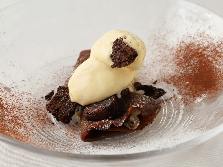 『チョコレートのテリーヌ 黒トリュフのアイスクリーム添え』