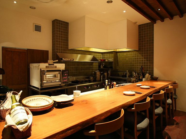 カウンターからは調理風景がライブで楽しめます