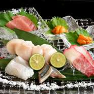 オーナー自身が毎朝市場に出向いて仕入れた新鮮な鮮魚を、6種類盛り合わせています。珍しい旬の魚や高級魚などが味わえる、華やかで贅沢な逸品です。内容は仕入れによって変わるため、日替わりで提供しています。