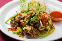 タイ料理店でも提供している店が多くない『オースワン』は、牡蠣を炒めて玉子あんでとじたもの。少し中華料理の要素がある、チャイナ系タイ料理です。辛みは強くない料理なので、お好みでチリソースをかけてどうぞ。