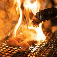 高温で一気に焼き上げた炭焼き！炭火で焼いた特有の香ばしさと、旨味をギュッと閉じ込めたバラ焼きは、一噛みするごとにうまさがあふれ出します！10種の豊富なラインナップをご用意しております！

