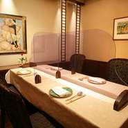 お店では2～4名用4部屋、4～6名用4部屋の計8部屋の個室席を完備。部屋の仕切りを取り外して、最大30名までの収容も可能です。プライベートな空間で、安心して食事を楽しめます。