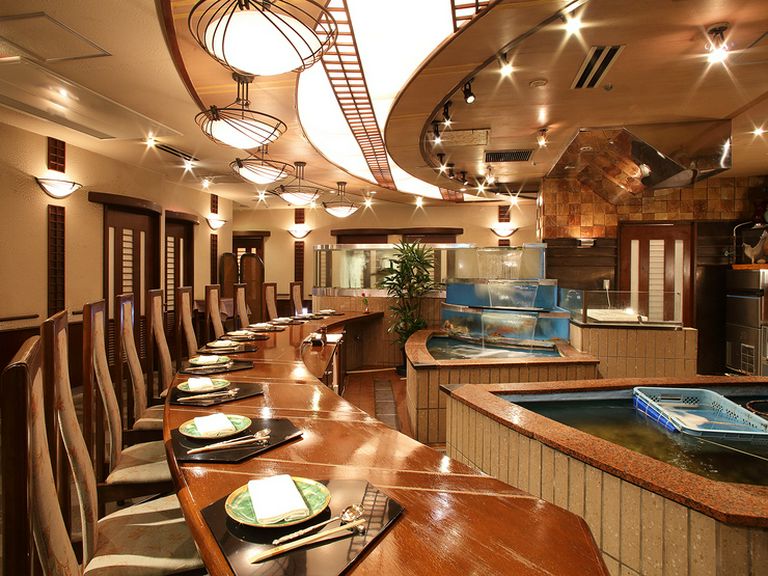 重厚さを感じさせる豪奢な空間。贅沢な時間を満喫できる