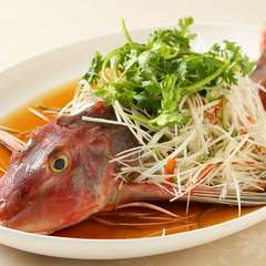 調理のアレンジも可能。コースの中のひと品『本日の白身魚潮州風蒸し』