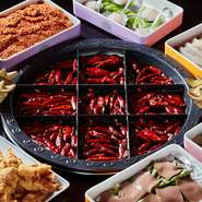 9つに区切られた鍋で好きな味や具材に分けて楽しめます。本場中国の漢方を数十種類も投入したスープは濃厚かつ刺激的な口当たりがたまりません。体内に溜まった湿気を取り除き、美容健康にも効果があります。