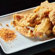 1日に30食はオーダーが入る人気メニュー。山椒と唐辛子を使用したオリジナルの辛味スパイスがやみつき。柔らかくてジューシーな豚バラ肉をカラっと揚げた一品は、紹興酒をはじめとした中国酒との相性も抜群です。