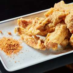 秘伝の辛味スパイスがやみつきになる『炸酥肉（柔らか揚げ豚肉）』