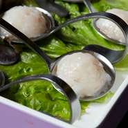 ぷりぷりのエビを良く練って団子にしたエビ団子は火鍋との相性抜群です。心も体も温まりながら、紹興酒と合わせて楽しめば、さらに中国旅行気分を満喫できます。