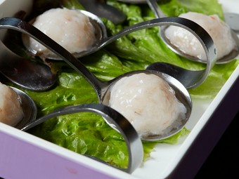 そのままでも鍋のスープと合わせても美味しい、ぷりぷり自家製『エビ団子』