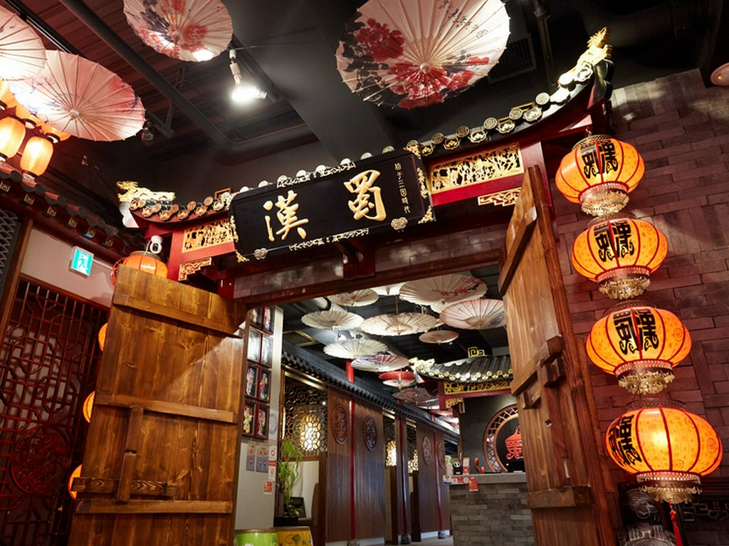 中国のインテリアに囲まれた店内