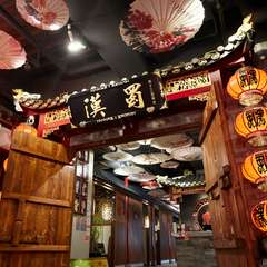 中国のインテリアに囲まれた店内