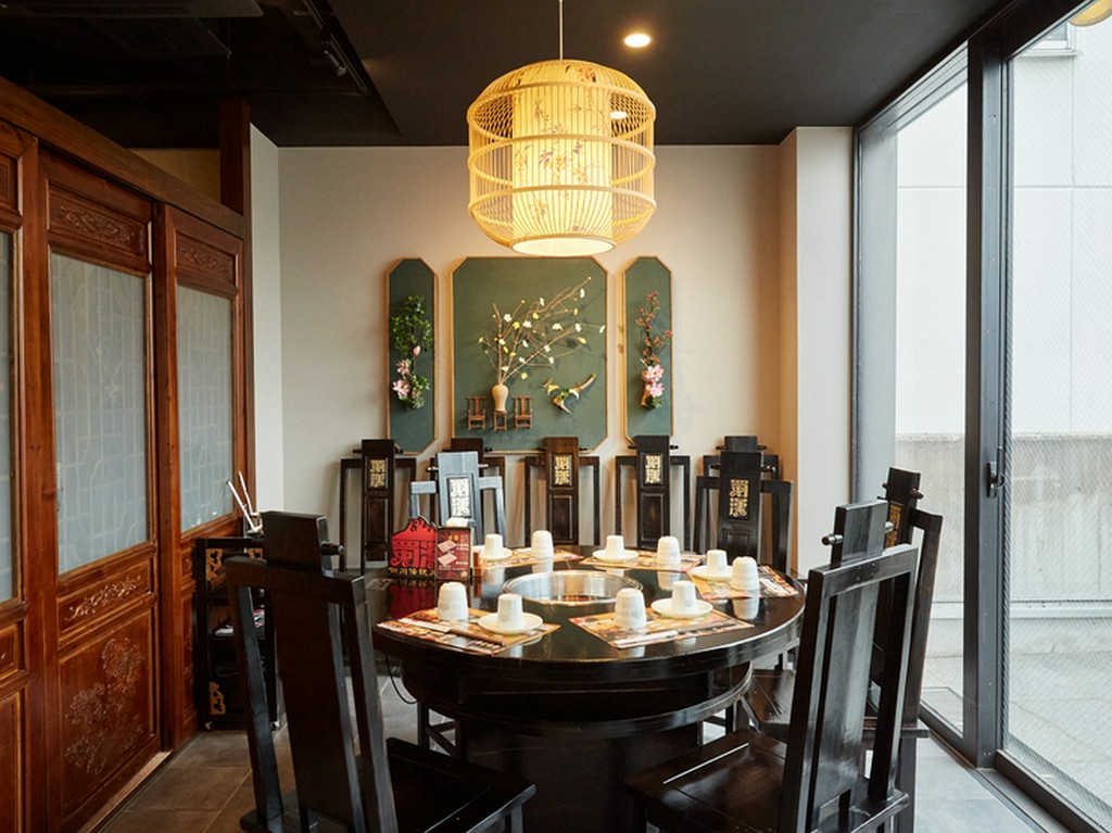 円卓を大勢で囲んで食事。これが火鍋の醍醐味