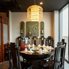 円卓を大勢で囲んで食事。これが火鍋の醍醐味