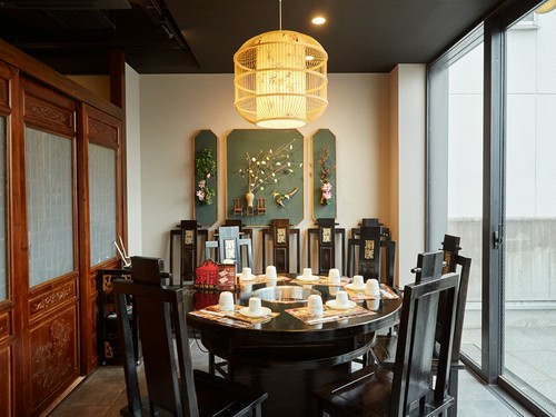 円卓を大勢で囲んで食事。これが火鍋の醍醐味