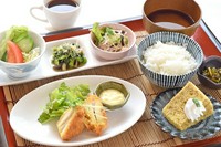 ・日替りの料理・サラダ・小鉢・おまかせの料理・ご飯・赤だし・漬物
　　　　