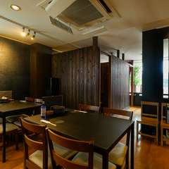黒とブラウンを基調にした、落ち着いた雰囲気ただよう店内