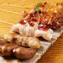 1本ずつ丁寧に磨き上げて串打ちした炭火焼き鳥串『おまかせ串　5種盛り合わせ』
