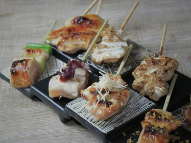 1本ずつ丁寧に磨き上げて串打ちした炭火焼き鳥串『おまかせ串　5種盛り合わせ』