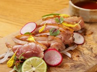 各地の銘柄鶏を食べ比べ、試行錯誤の末にたどり着いた『朝挽き京赤地鶏のももたたき』