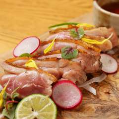 各地の銘柄鶏を食べ比べ、試行錯誤の末にたどり着いた『朝挽き京赤地鶏のももたたき』