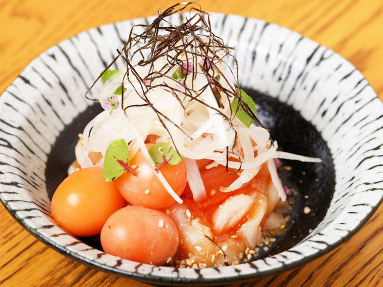 『鶏ユッケ玉紐添え』