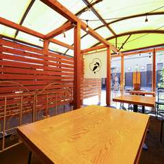 開放的なテラス席。仕事帰りにお気軽にどうぞ