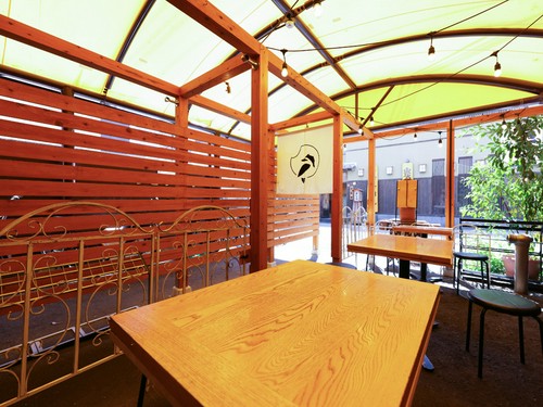 開放的なテラス席。仕事帰りにお気軽にどうぞ