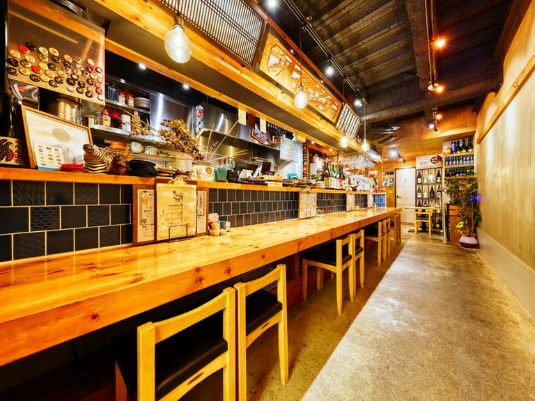 カウンター席なら一人でも少人数でも気軽に利用できます