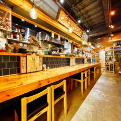 カウンター席なら一人でも少人数でも気軽に利用できます